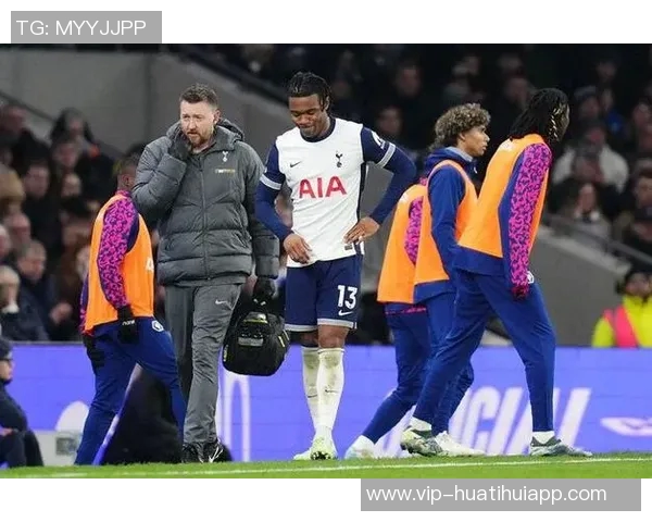 热刺后卫乌多吉在伦敦街头遭经纪人持枪威胁事件引发关注 热刺后卫乌多吉在伦敦街头遭经纪人持枪威胁事件引发关注