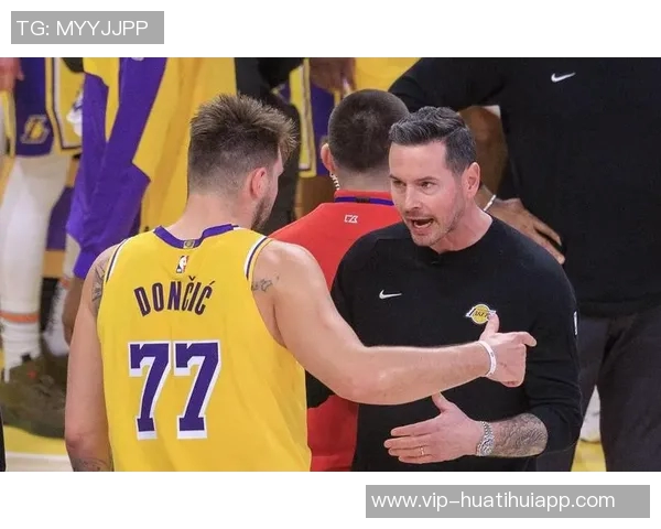 东契奇轻松战胜雷迪克玩匹克球引发笑声让他气坏了真是太有趣了